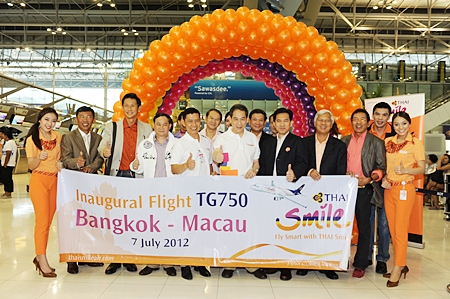 Chokchai Panyayong, executive vice president of Strategy & Business Development and acting president, along with other board members, executive management members, and VIP guests.